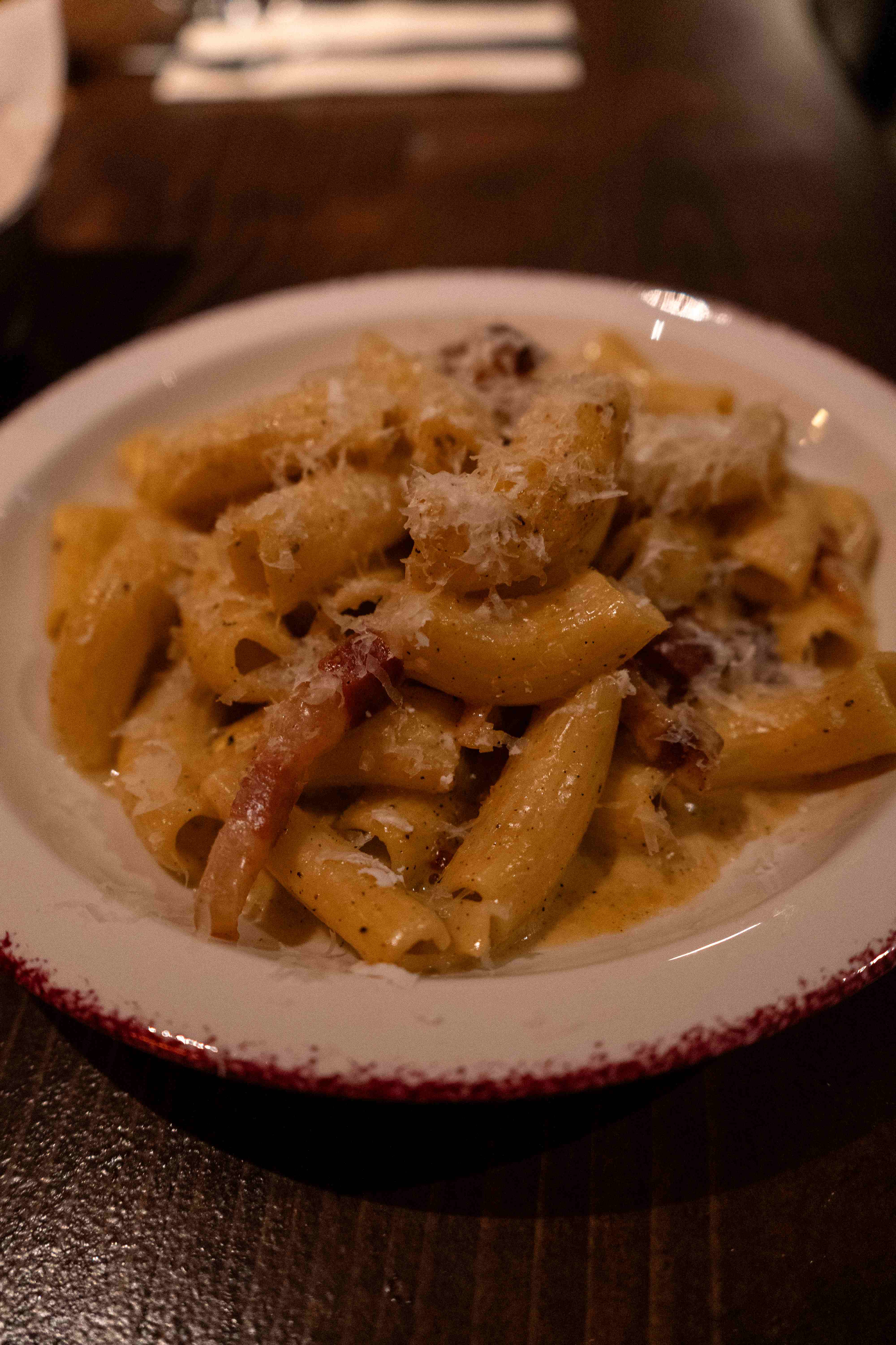 Primer plano de un plato de pasta servido en Oltre
